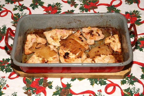Dada ayam panggang dengan bacon di atas meja natal — Stok Foto