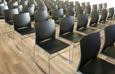 Satır boş sandalye kapalı bir olay için hazırlanmış