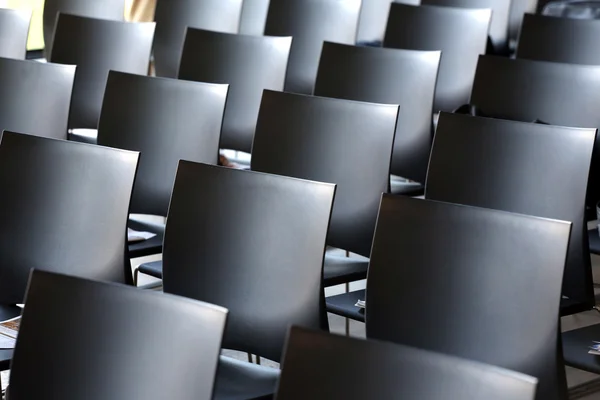 Innenraum des leeren Konferenzsaals mit grauen Stühlen — Stockfoto