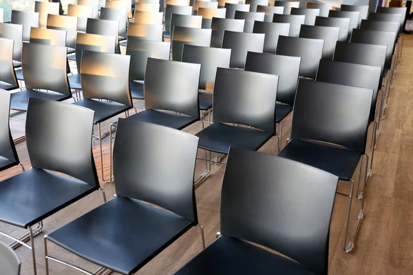 Reihen leerer Stühle für ein Indoor-Event vorbereitet — Stockfoto