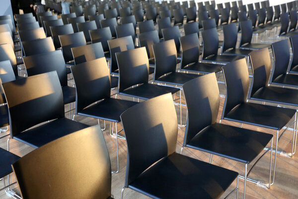 Лекционный зал в конференц-центре без людей
