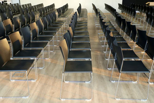 Interieur van lege conferentiezaal met grijs gekleurde stoelen — Stockfoto