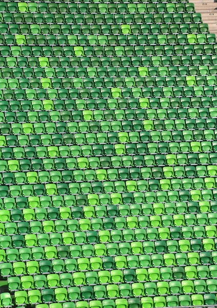 Gradas verdes vacías en el estadio de fútbol como fondo — Foto de Stock