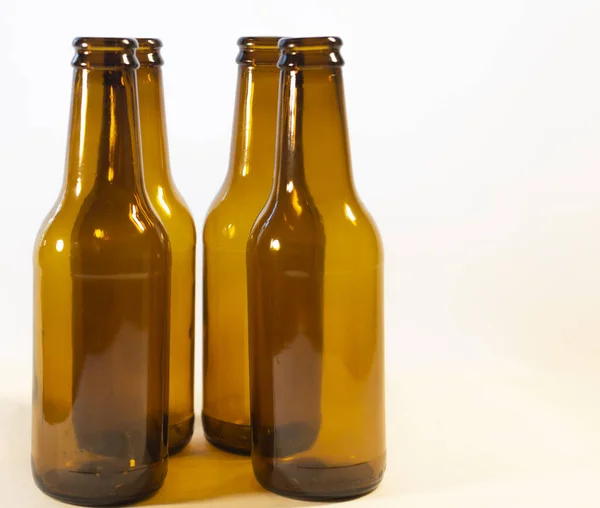 Beyaz arka planda bira şişeleri