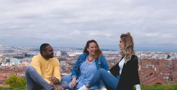 Gelukkig Interraciale Vrienden Zitten Een Park Praten Lachen — Stockfoto