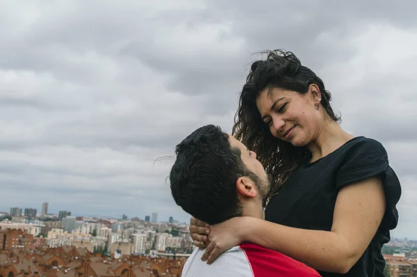 Jong Paar Liefde Zoenen Lachen Een Park — Stockfoto