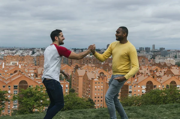 Interraciale Vrienden Praten Lachen Een Park — Stockfoto