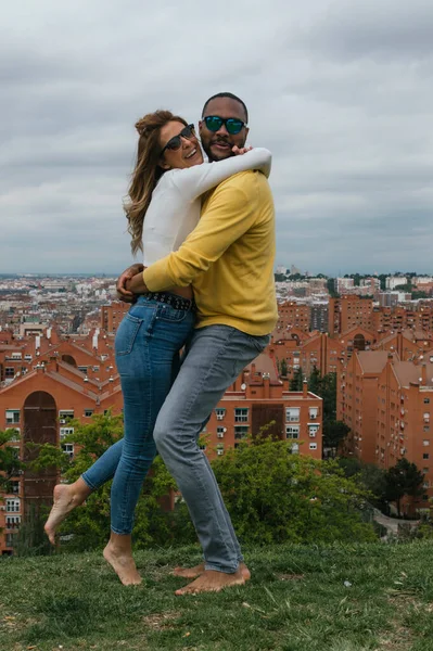 Jong Interraciaal Paar Knuffelen Lachen Kussen Een Park — Stockfoto