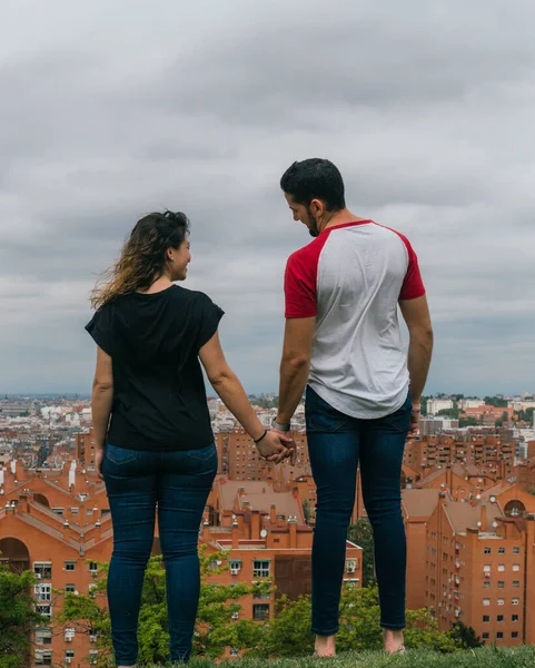 Genç Çift Parkta Öpüşüyor Gülüyor — Stok fotoğraf