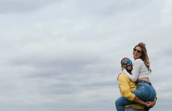 Jong Interraciaal Paar Knuffelen Lachen Kussen Een Park — Stockfoto