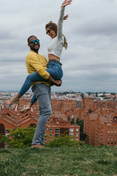 Jong Interraciaal Paar Knuffelen Lachen Kussen Een Park — Stockfoto