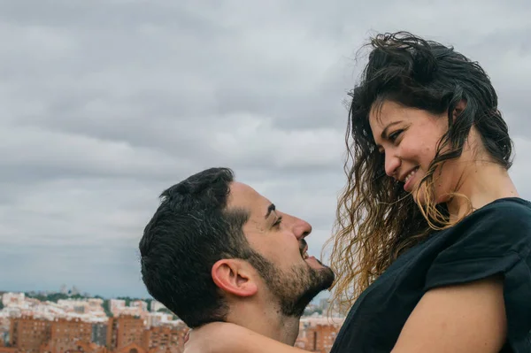 Jong Paar Liefde Zoenen Lachen Een Park — Stockfoto