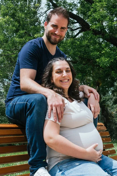 Casal Grávida Sentado Banco Posando Parque — Fotografia de Stock