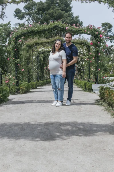 Pareja Embarazada Caminando Posando Parque —  Fotos de Stock