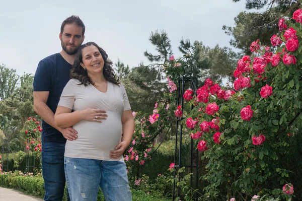Pareja Embarazada Caminando Posando Parque —  Fotos de Stock