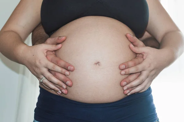 Těhotné Páry Dotýkají Střeva Čekají Své Budoucí Dítě — Stock fotografie