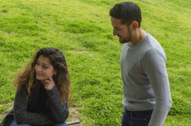 Parkta aşık bir çift tartışıyor.