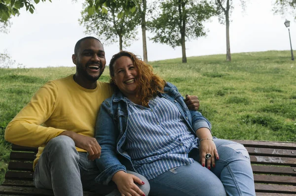 Jong Interraciaal Paar Liefde Zoenen Lachen Een Park — Stockfoto