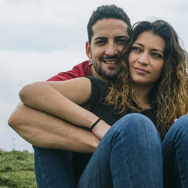 Jong Paar Liefde Zoenen Lachen Een Park — Stockfoto