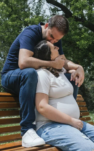 Έγκυος Ζευγάρι Κάθεται Ένα Παγκάκι Και Ποζάρει Ένα Πάρκο — Φωτογραφία Αρχείου