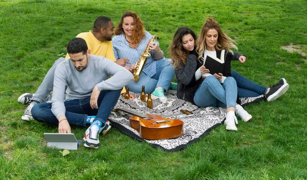 Grupo Interracial Amigos Divertirse Parque — Foto de Stock