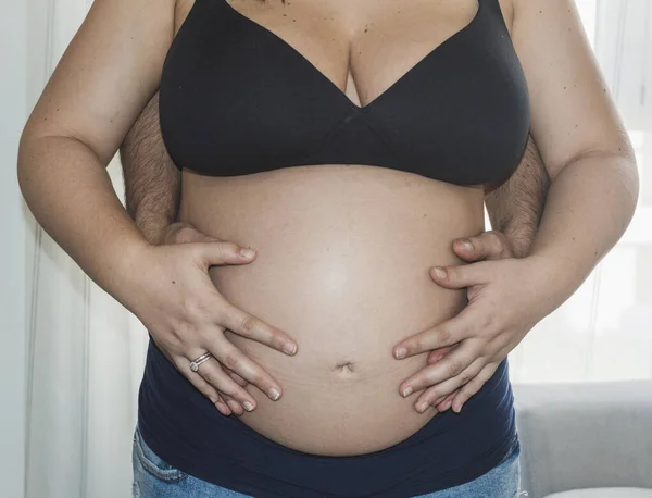 Zwanger Paar Aanraken Van Darm Wachten Hun Toekomstige Kind — Stockfoto
