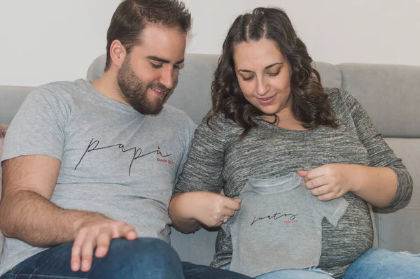 Casal Casamento Grávida Sentado Sofá Olhando Para Outro Sorrindo — Fotografia de Stock