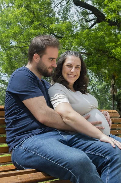 Pareja Embarazada Sentada Banco Posando Parque —  Fotos de Stock