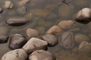 taş su arka planda.