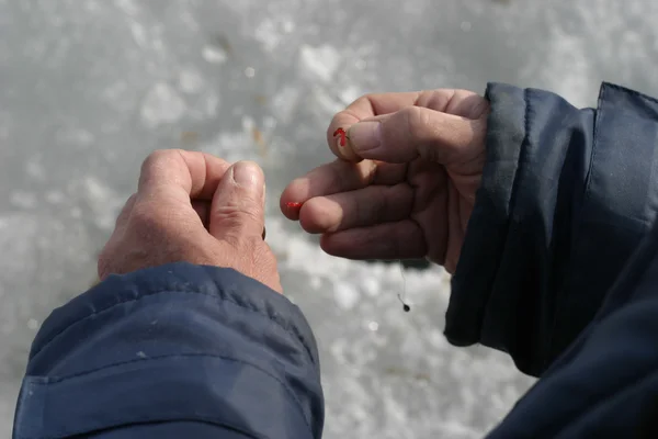 Mão com uma isca de pesca — Fotografia de Stock