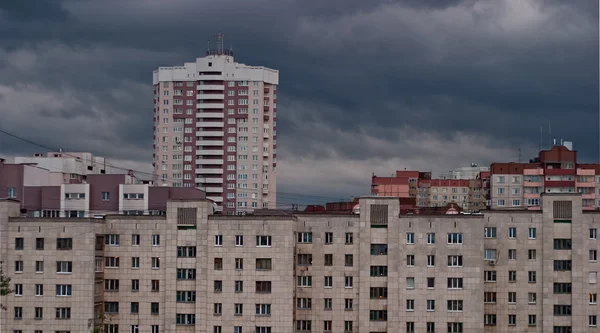 Серые облака над городским пейзажем — стоковое фото