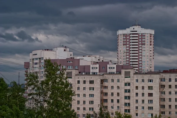 kentsel peyzaj üzerinde gri bulutlar
