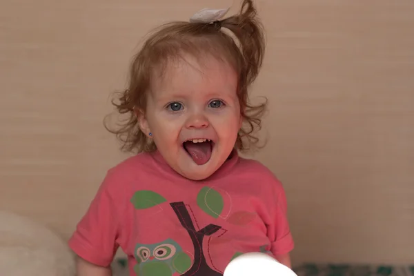 Retrato de uma menina sorridente — Fotografia de Stock