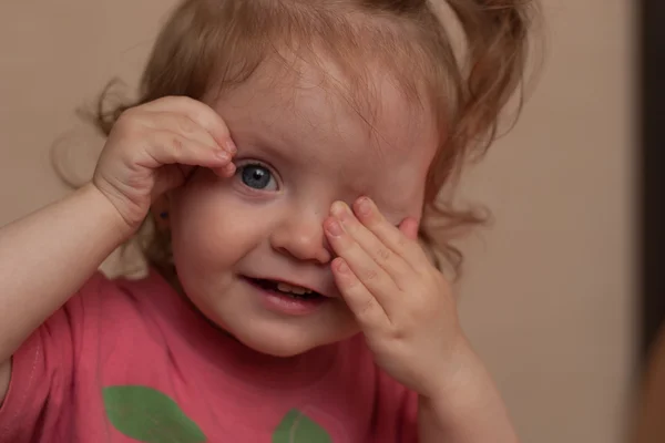 Portrait d'une petite fille souriante — Photo