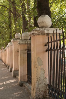 eski püskü beyaz sütun