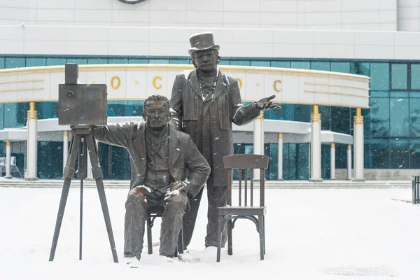 Yekaterinburg, Rusya - Aralık 2015: Bronz anıt iki erkek isimlerinden oluşan. Louis Lumiere film kamera etrafında, oturan Auguste Lumiere olduğunu arkasında.