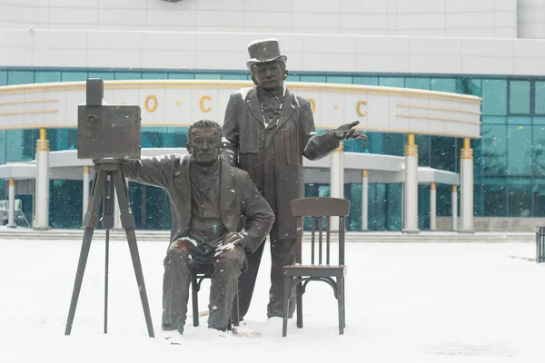 Yekaterinburg, Rusya - Aralık 2015: Bronz anıt iki erkek isimlerinden oluşan. Louis Lumiere film kamera etrafında, oturan Auguste Lumiere olduğunu arkasında.