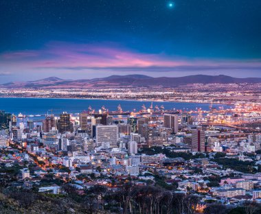 Cape Town şehri ve limanı alacakaranlık bulutları ve yıldızlarla aydınlandı.