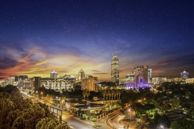 Geceleri Sandton City 'de Alacakaranlık ve gökyüzündeki yıldızlarla