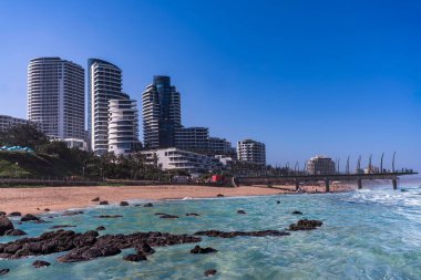 Umhlanga plajı ve sahil binaları yaz boyunca KwaZulu Natal Güney Afrika 'da