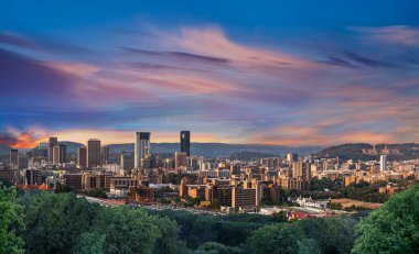 Gauteng Güney Afrika 'da renkli bulutlarla dolu Pretoria şehri