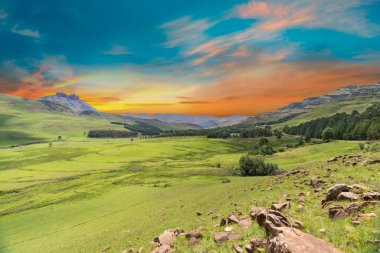 Drakensberg Vadisi 'ndeki güzel vadi Kwazulu Natal Güney Afrika' daki dağın tepesinde.
