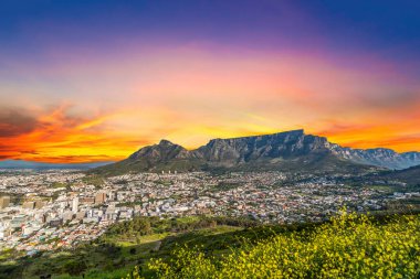 Cape Town şehri ve Masa Dağı Batı Cape Güney Afrika 'da çok güzel bir alacakaranlığa sahiptir.