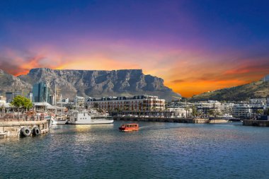 Güney Afrika Cape Town 'daki Masa Dağı ve turist teknesi.