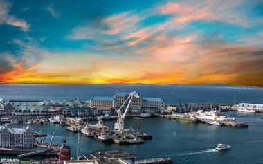 Cape Town Güney Afrika 'da gün batımında V & A rıhtım ve liman