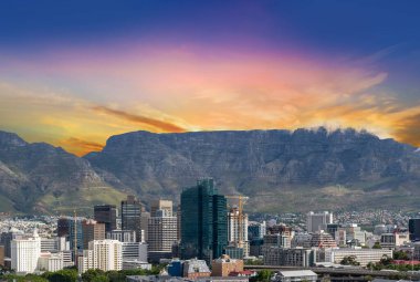 Cape Town şehri ve Güney Afrika 'nın alacakaranlık gökyüzü olan masa dağı.