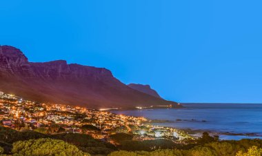 Güney Afrika 'daki Cape Town' da kamp alanı aydınlatıldı.