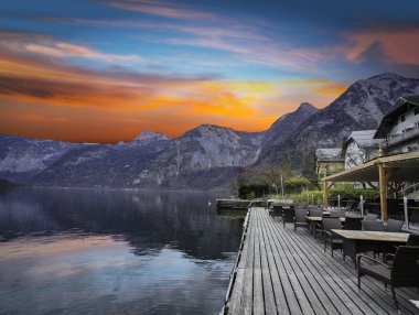 Geceleri Hallstatt 'un büyüleyici köyü Avusturya Alplerinde gökyüzünde yıldızlar