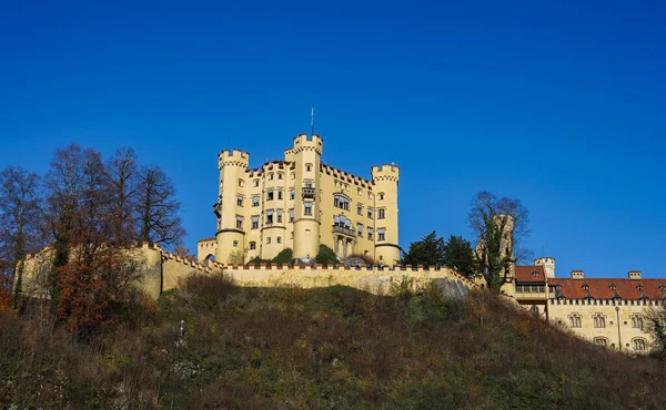 Ostallgau 'da mavi gökyüzü olan Alpsee Gölü Almanya' da Bavyera Alpleri