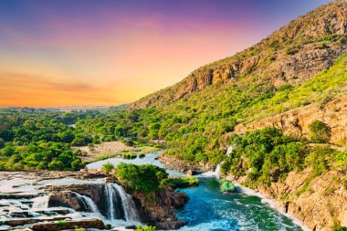 Güney Afrika 'daki Hartbeespoort Barajında Timsah Nehri Şelalesi